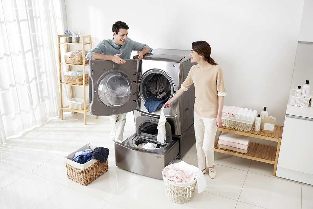 Большая стиральная машина с большой загрузкой. Стиральная сушильная машина LG Twin Wash. Washing Machine LG Twin Wash 2010. Стиральная машинка LG Twin Wash реклама. Стиральная машинка двойная.